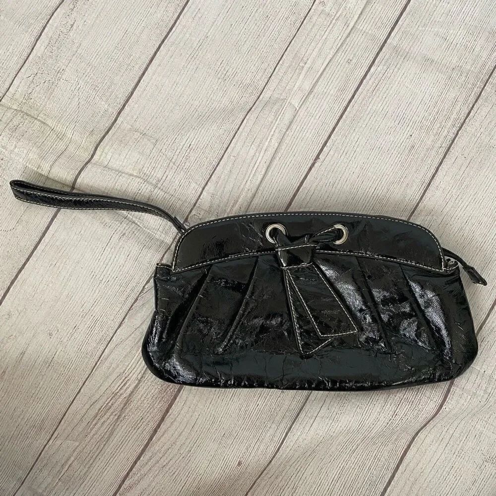 Bisou Bisou patent leather zip close wristlet clutch black